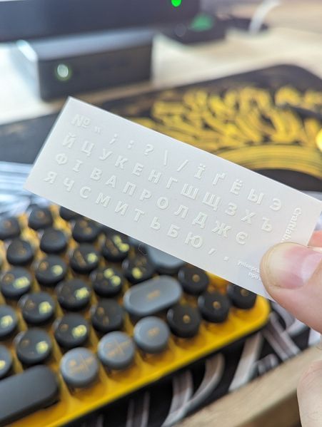 Топ наклейки на клавіатуру прозорі, білий текст, жирний шрифт, вирізані по контуру 2241371019 фото