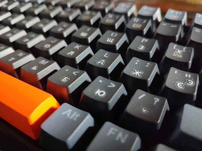 2 шт (компл) наклейки на клавіатуру прозорі, білий текст, вирізані по контуру, 1 пінцет 2341047394 фото